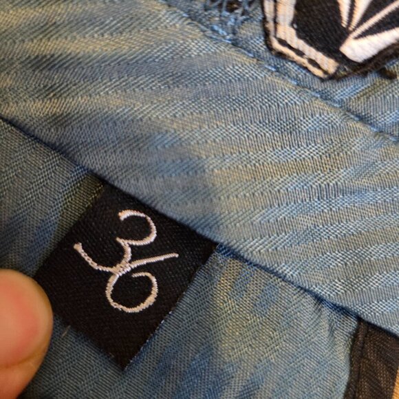 Vintage Volcom Shorts Men’s 36x10” Skater Y2K Grunge Baggy Beige Khakis - Picture 4 of 14